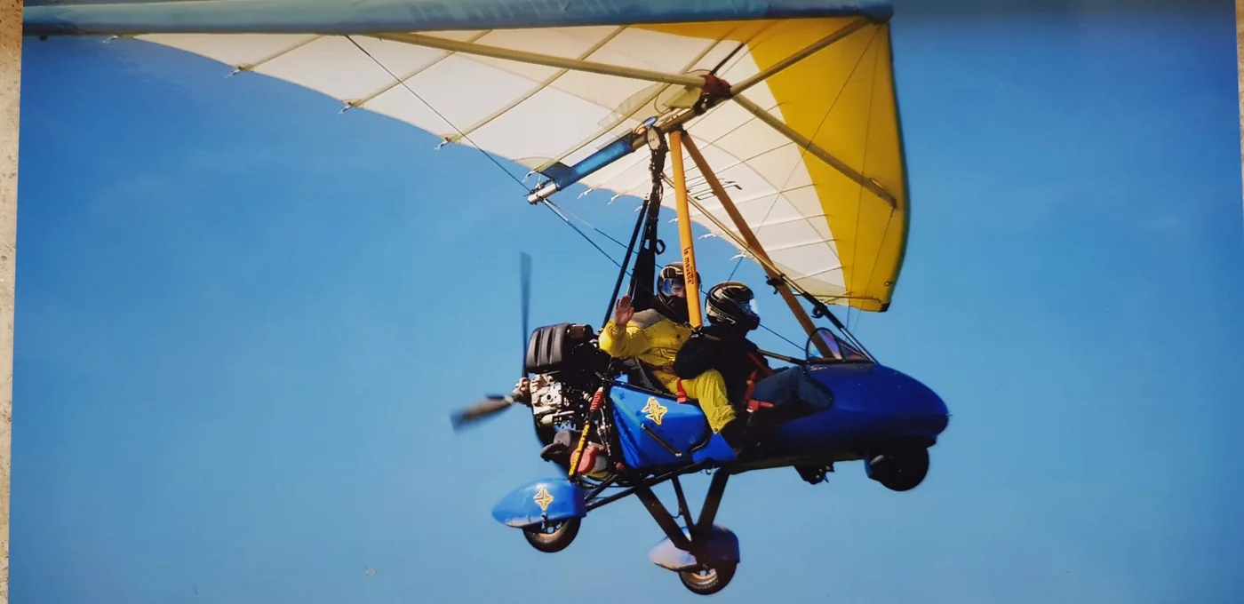 Deltaplano a motore biposto in volo