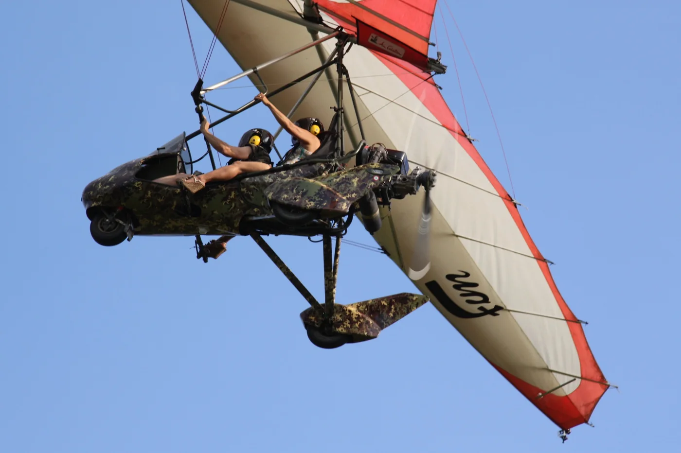 Deltaplano a motore in volo visto dal basso